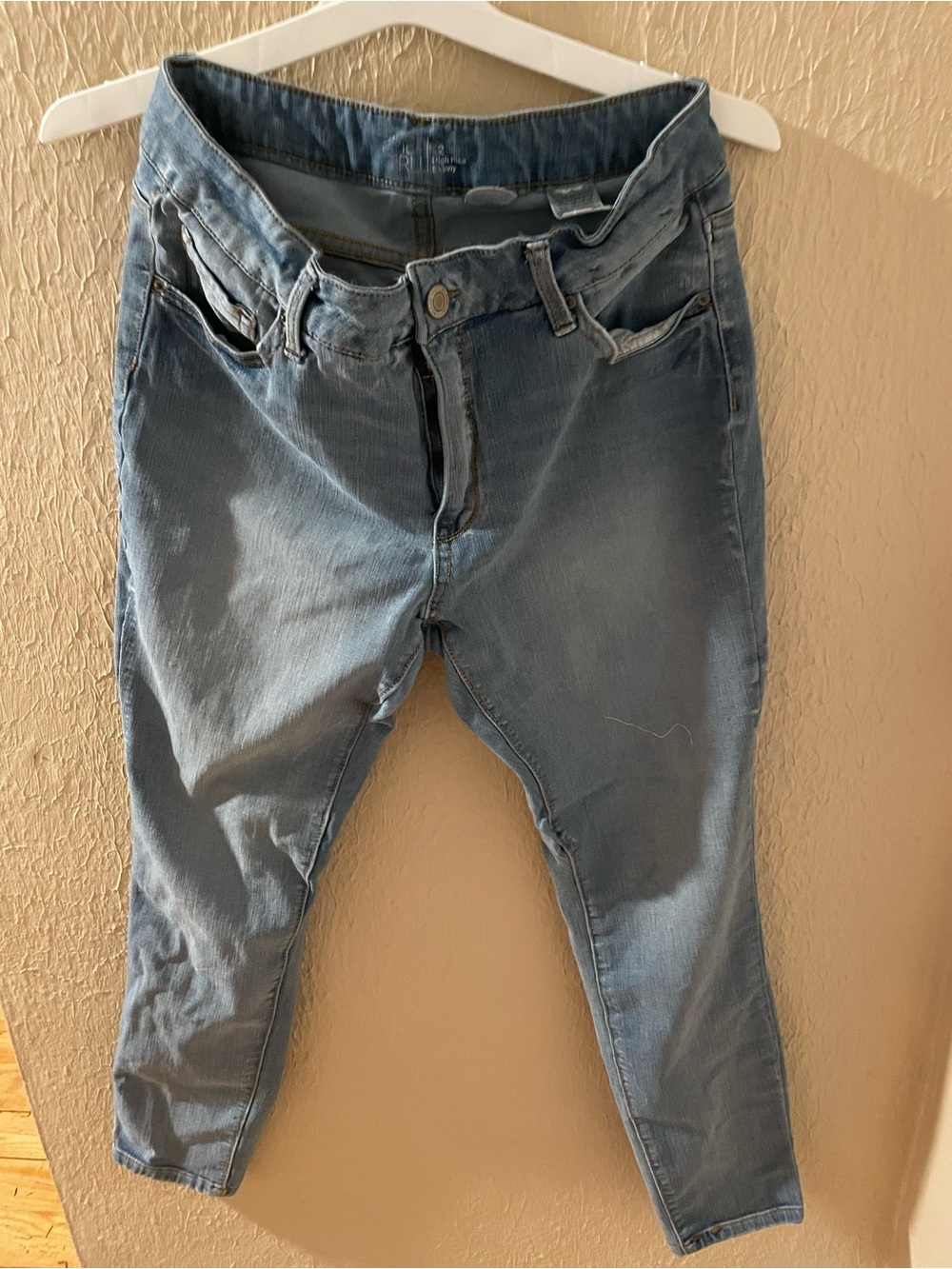 Petite Woman’s light blue skinny jeans